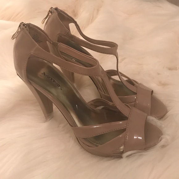 Nude pumps