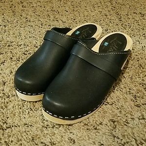 Black Lotta classic slip on clogs