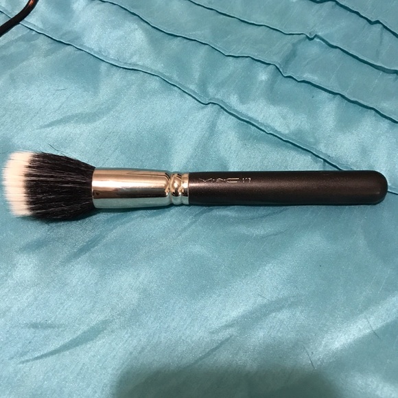 Mac Duo Fiber Foundation brush 187