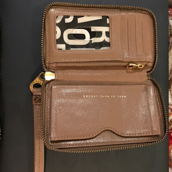 Marc by Marc Jacobs tan wristlet wallet - Picture 2 of 4