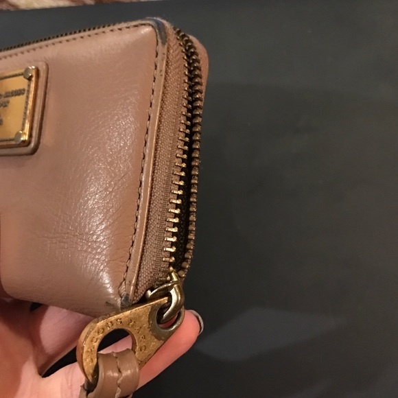Marc by Marc Jacobs tan wristlet wallet - Picture 3 of 4