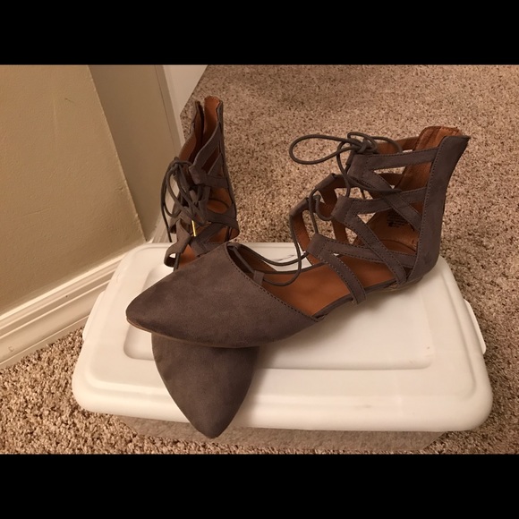 Size 9 Women Shoe Grey Lace Up