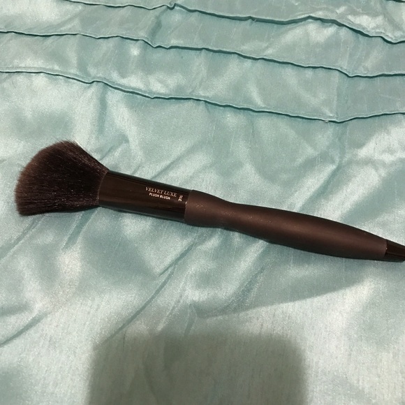 IT Cosmetics Velvet Luxe plush blush 316 brush