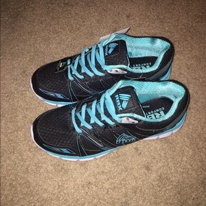 Women's tennis shoes size 7