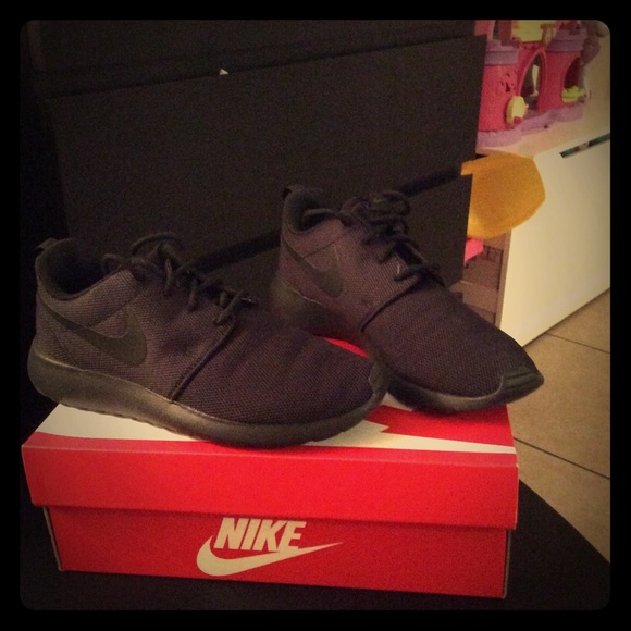 Brand new Nike kicks SIZE 6 women NEW IN BOX