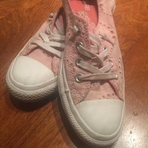 Baby pink lace low converse