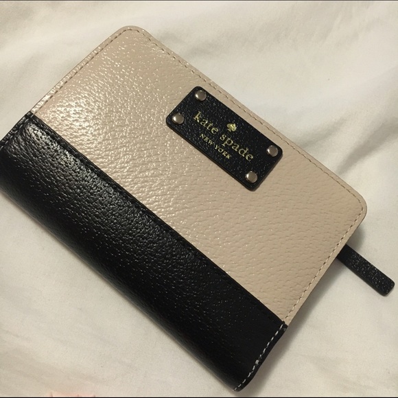 SOLD Kate Spade Wallet - Picture 1 of 4