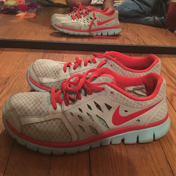 HARDLY WORN SNEAKERS