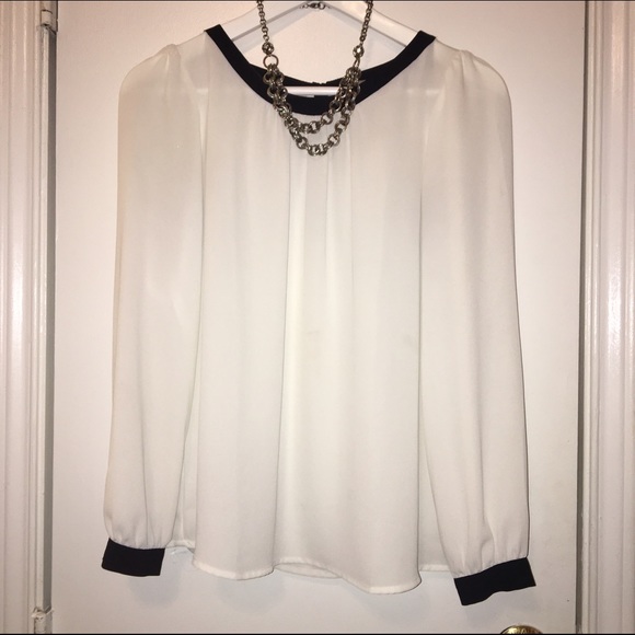✨SALEEEE✨White blouse with black detailing!