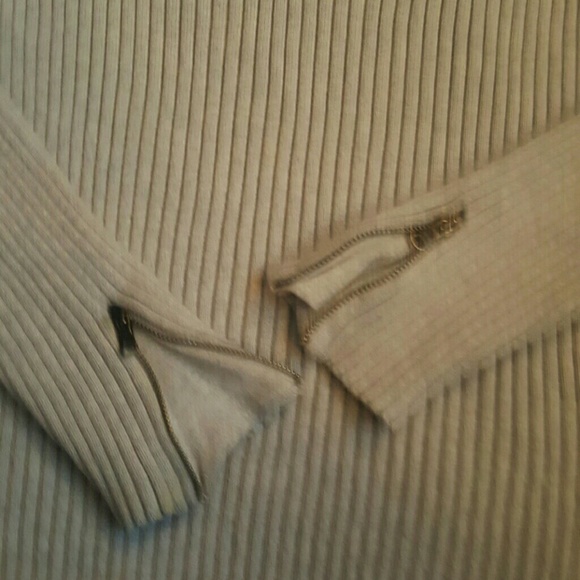 Express Men's V-Neck Pullover Sweater - Picture 4 of 6