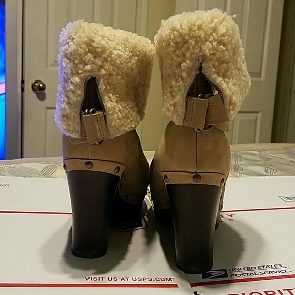 UGGS - Picture 2 of 4