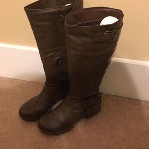 Casual brown riding boots