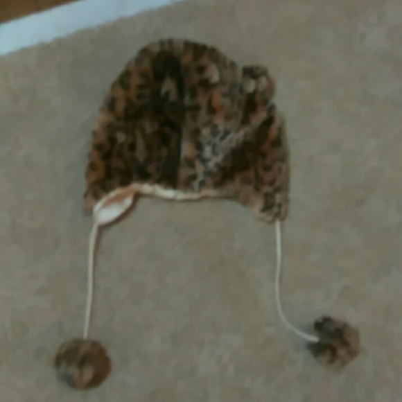 A hat - Picture 2 of 2