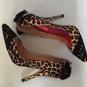 Betsey Johnson Itsy Pump