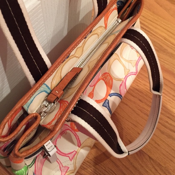 Vintage Coach small handbag! 2007 style. - Picture 3 of 4