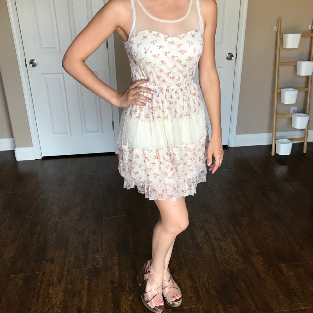 CLOSET SALE ⭐️ Lace Floral Ruffled Dress