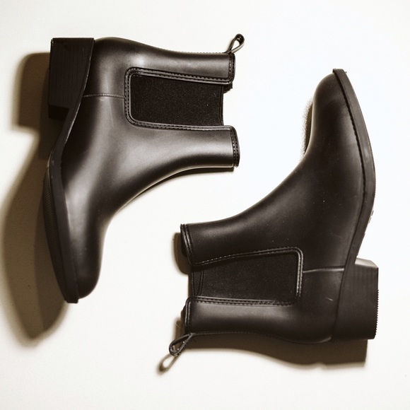 NEW Urban Outfitters Dora Chelsea Rainboot