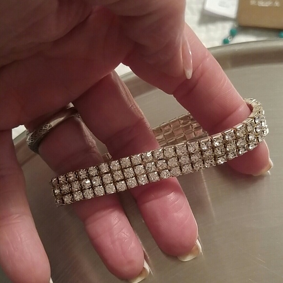 SOLD🌺🌺TRENDING WRAP AROUND BRACELETS W/BLING - Picture 4 of 4