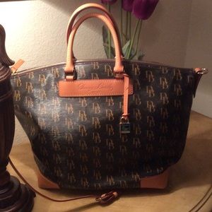 Dooney and Bourke Vanessa Handbag LIKE NEW!!