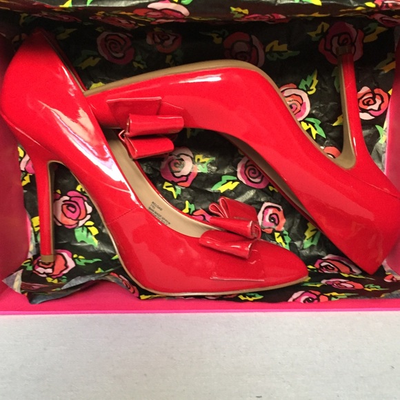 Betsey Johnson Reload pump