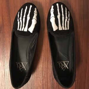 YRU - SKELETON TOE LAVISH FLAT