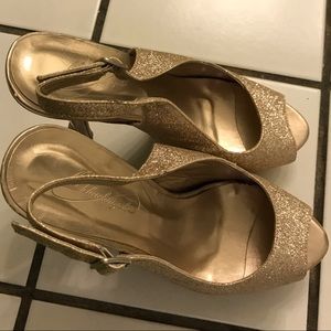 Open toe, sling back glitter gold pumps! Open toe, sling back glitter gold pumps!