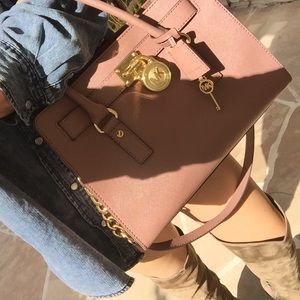 MORE PICS OF MICHAEL KORS PURSE