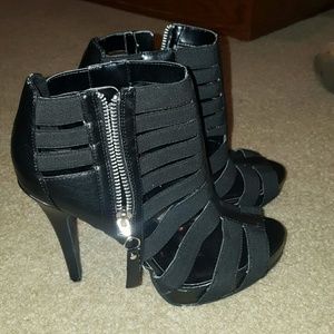 Carlos Santana Size 6 1/2 Black Strappy Heels