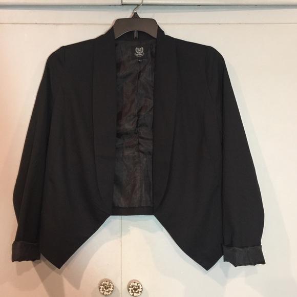 MINE semi cropped black blazer