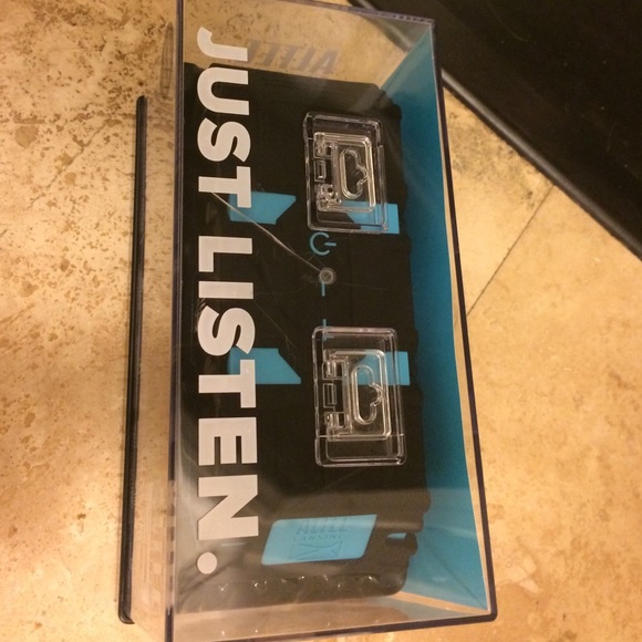 Waterproof/Mountable Rugged Bluetooth Speaker - Picture 2 of 4