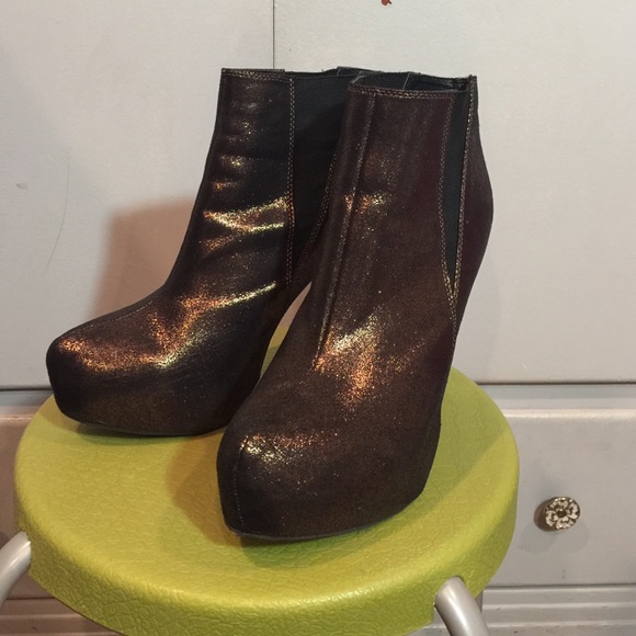 Rock & Republic gold metallic booties!