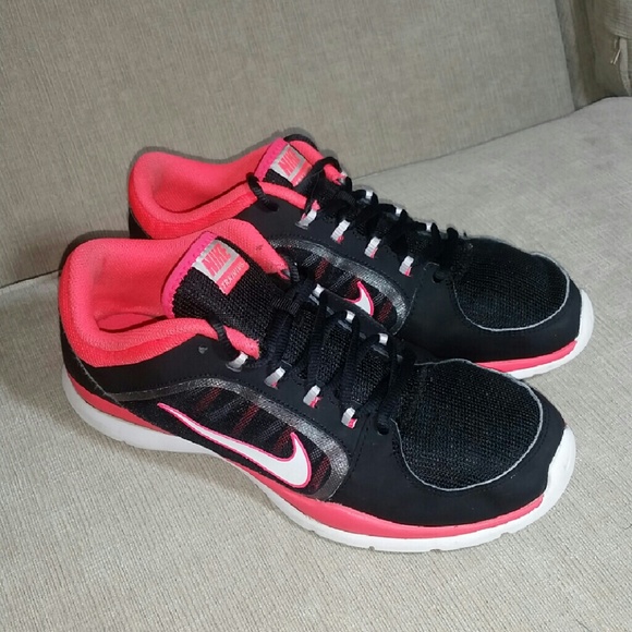 NIKE TRAINING RUNNING SHOES SIZE : 9.5