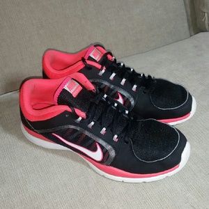 NIKE TRAINING RUNNING SHOES SIZE : 9.5