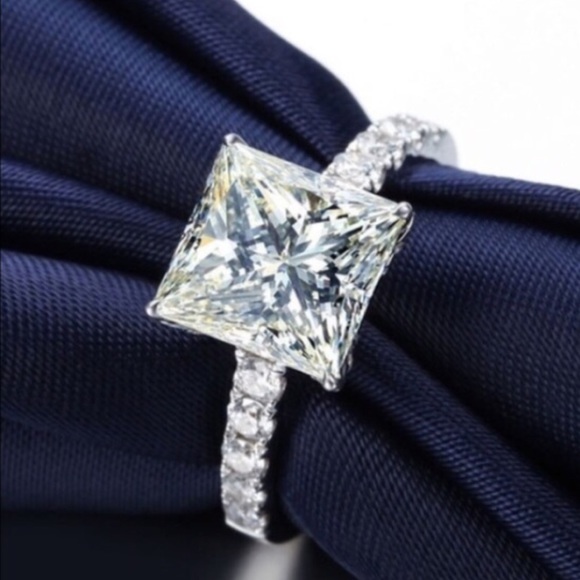 ⚡️⚡️🆕 Sterling Silver Princess Cut Zircon Ring - Picture 2 of 3