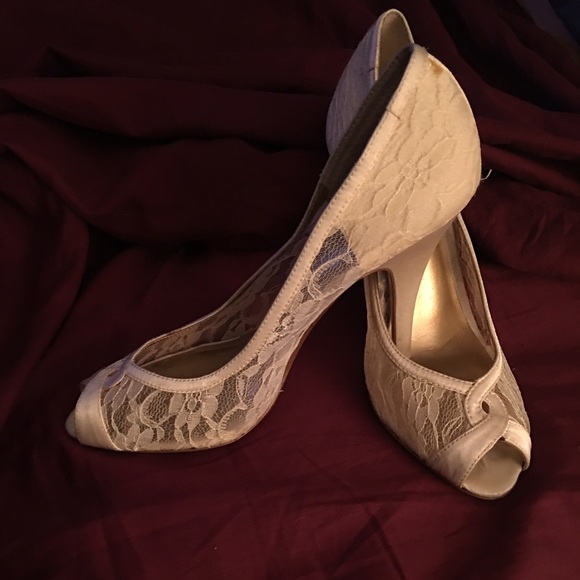 Womans ivory bridal/prom shoes