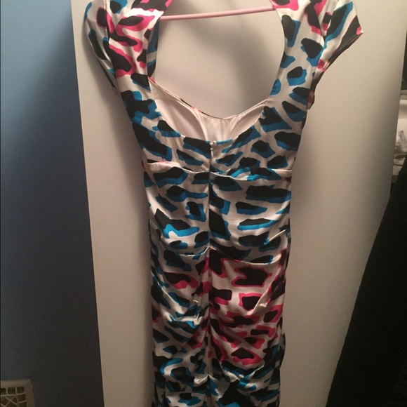 Cache dress - Picture 2 of 2