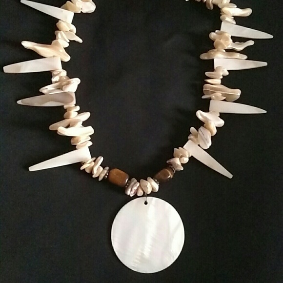 NWT Mother of Pearl necklace