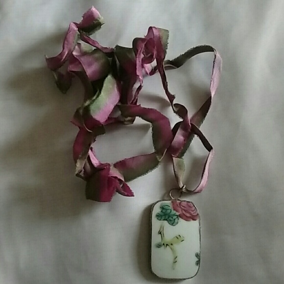 NWOT Ribbon necklace w Pendant