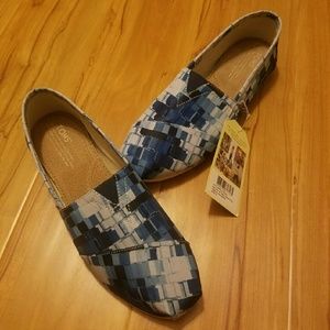Toms classic size 9