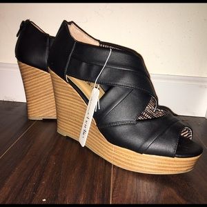 Black sandal wedge