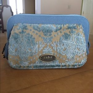 Cake edition clutch.