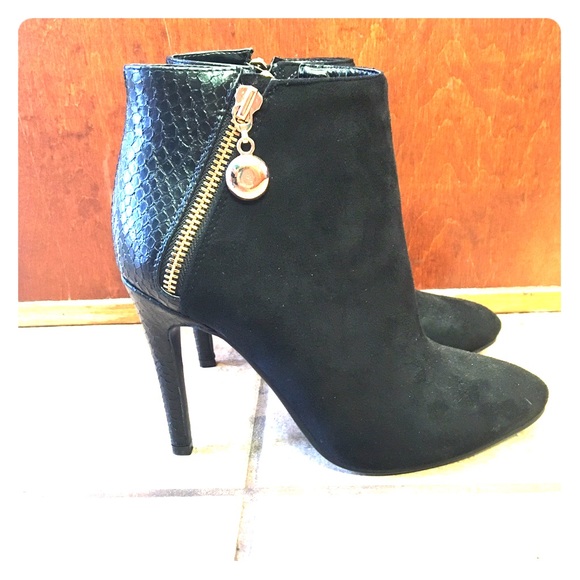 BLACK SNAKESKIN BOOTIES SIZE 8