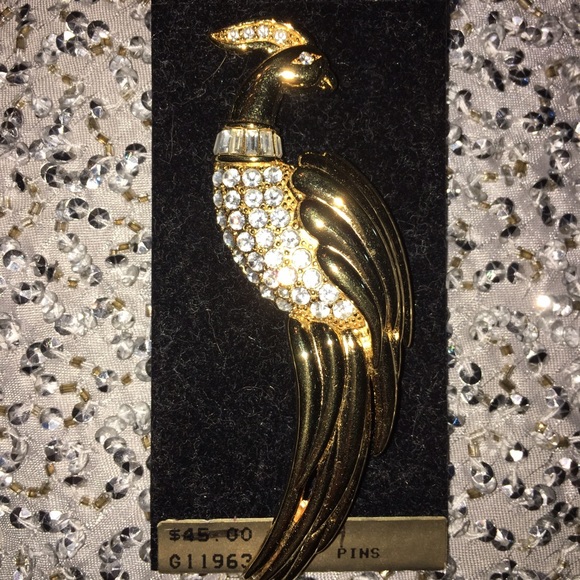Majestic bird pin