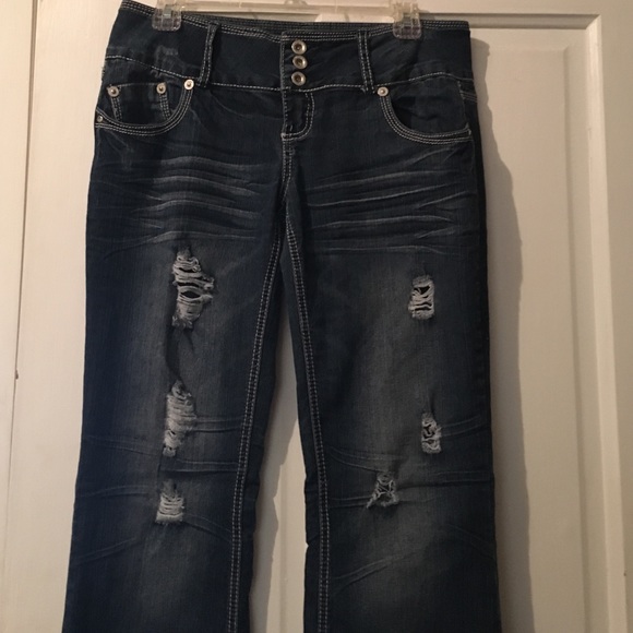 🛍 EUC Distressed Jeans