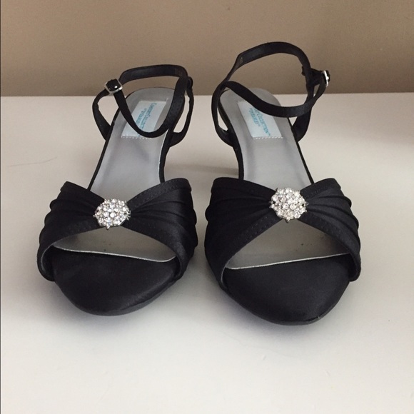 Low heel dress shoes