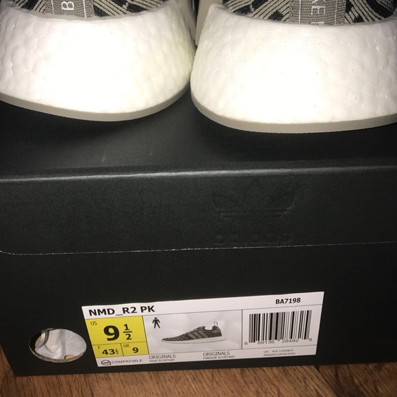 New 9.5 Adidas NMD R2 Primeknit Shoes - Picture 2 of 4