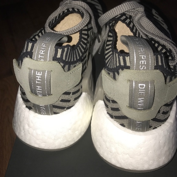 New 9.5 Adidas NMD R2 Primeknit Shoes - Picture 3 of 4
