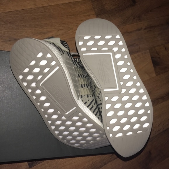 New 9.5 Adidas NMD R2 Primeknit Shoes - Picture 4 of 4