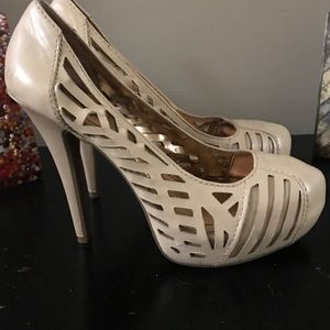 BCBG pumps 6" cream. Gently worn.