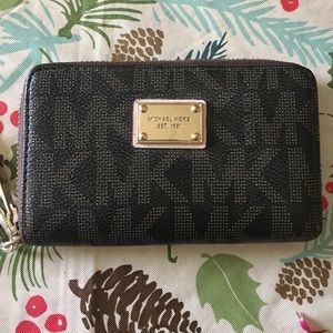 Michael Kors jet set zip around wristlet